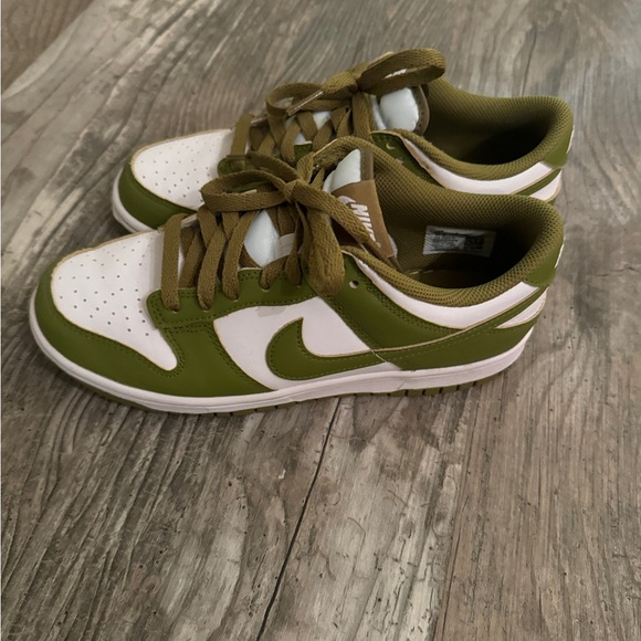 Nike dunk moss green size 7y/women’s 8.5 - Picture 2 of 4